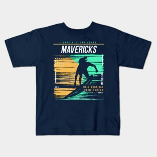 Retro Surfing Mavericks Beach Half Moon Bay California // Vintage Surfer Beach // Surfer's Paradise Kids T-Shirt